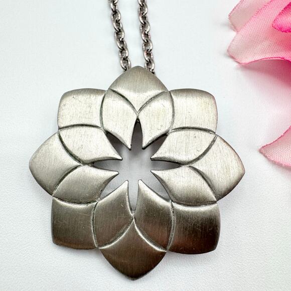 Vintage Kelly Waters Pewter Flower Pendant Necklace Signed Geometric Modernist - Picture 2 of 9